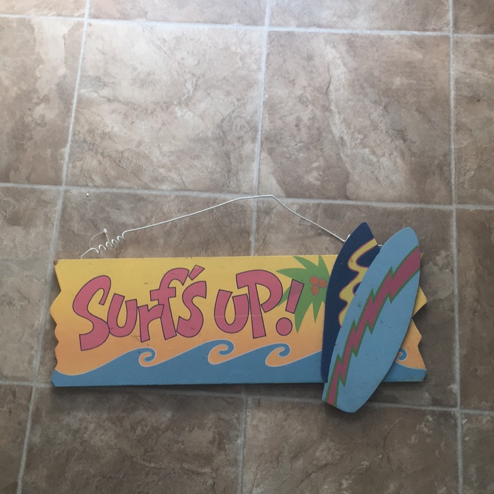 It’s a multicolored "Surf’s up" board